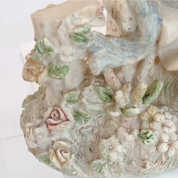 Angel Figurine in Rose Garden Resin - Picture 9 of 15